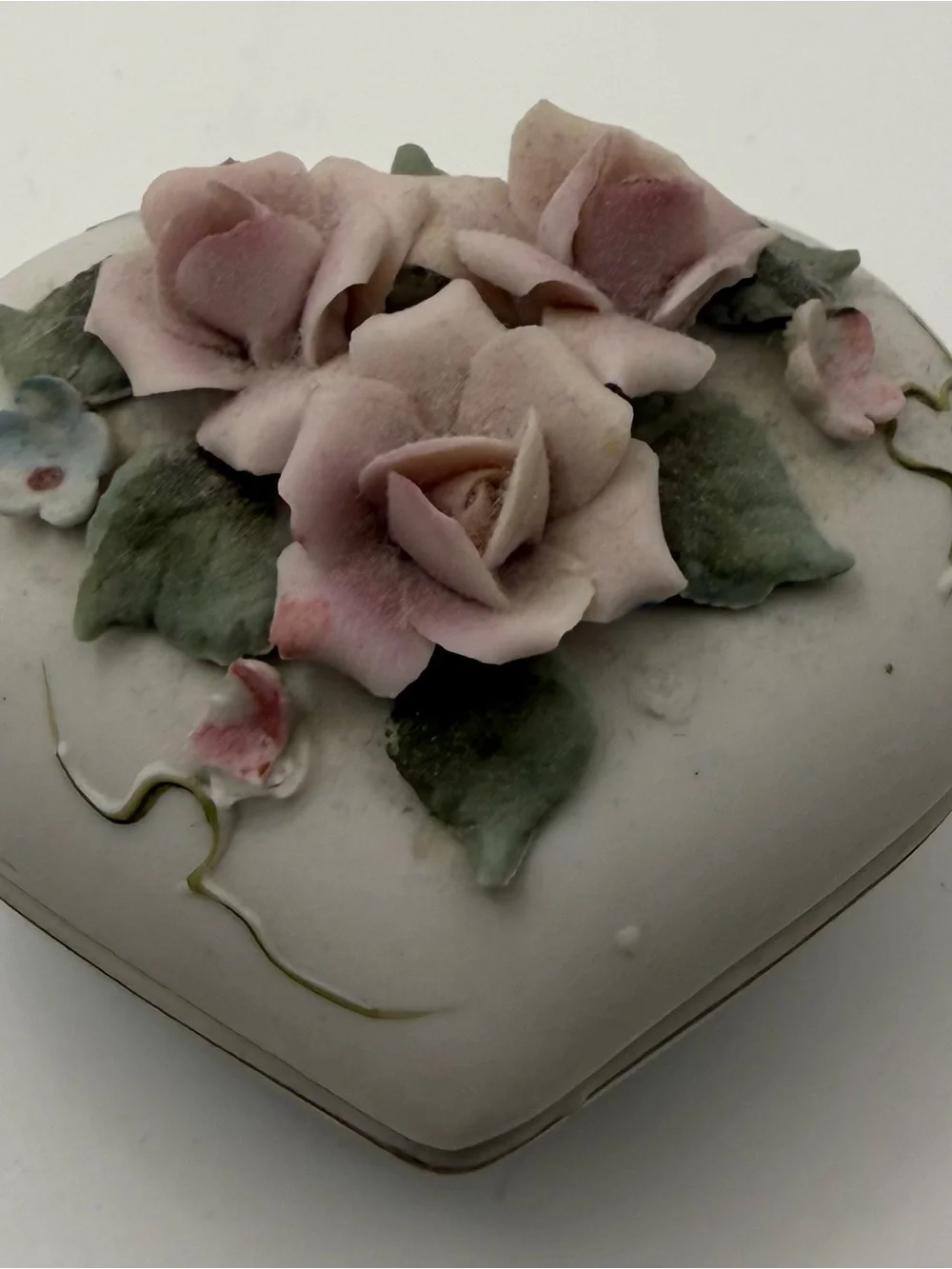Source Unknown Porcelain Heart Box with Pastel Pink Roses and Green Leaves